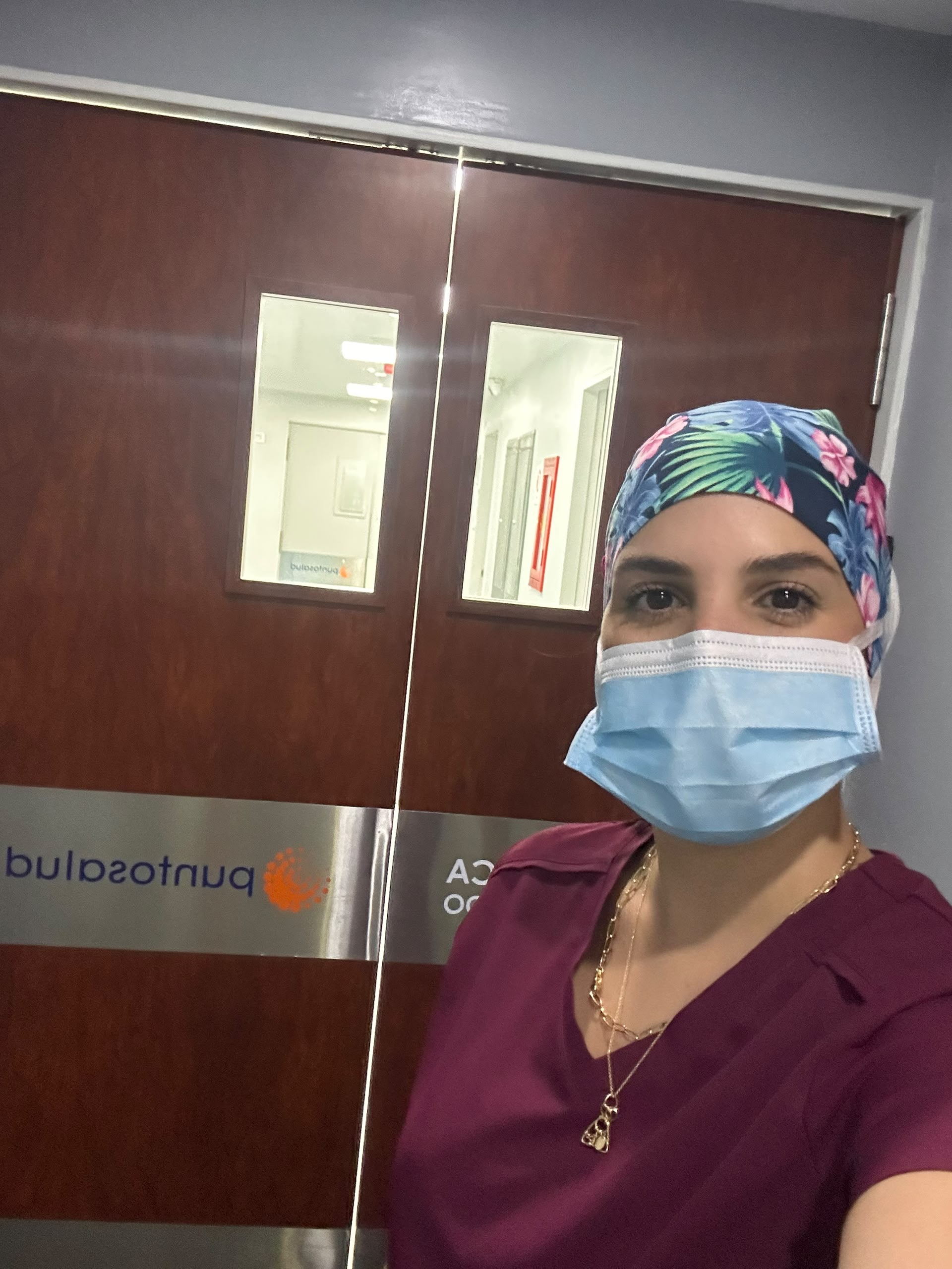 Dra. María Fernanda Adjounian Correa en el consultorio